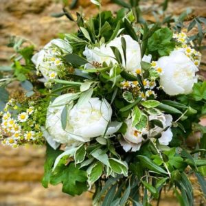 bouquet_pivoines_blanches-latelier_floral_troan.com-fleuriste-createur-fleur